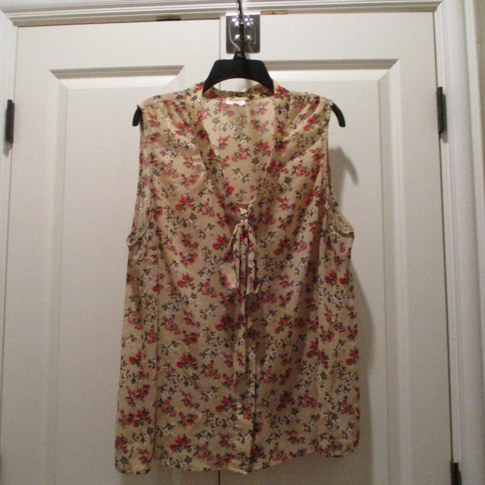 Sleevless floral blouse
